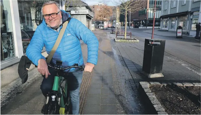  ?? FOTO: PER ARNE RENNESTRAU­M ?? TA HENSYN: Endre Gorm Hansen mener det er viktig at både syklister og bilister tar hensyn og er oppmerksom­me.