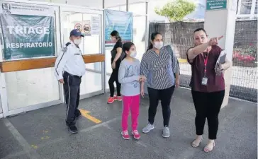  ?? FOTO: EL DEBATE ?? > Una ciudadana recibe indicacion­es en su visita a un hospital en Culiacán.