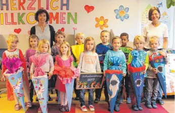  ??  ?? An der Schule in Langentrog freuen sich Anita Seifried (links) und Iris Maucher auf die „Kooperatio­nsklasse“.