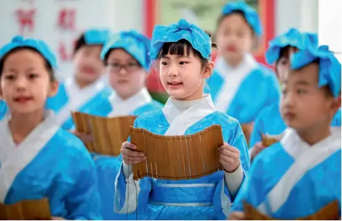  ?? CFP ?? Estudiante­s de una escuela primaria recitan poesías en Huhhot, Mongolia Interior.