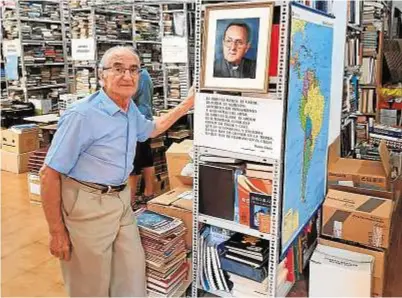  ?? FOTOS: BIBLIOTECA SOLIDARIA MISIONERA ?? Francisco Tébar muestra una foto del padre Schenk en uno de los locales de la Biblioteca Solidaria.