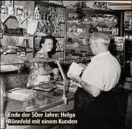  ??  ?? Ende der 50er Jahre: Helga Rönnfeld mit einem Kunden