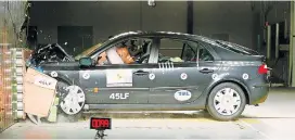  ?? / Foto: EuroNCAP ?? Renault laguna je junija 2001 postal prvi avtomobil z oceno petih zvezdic za zaščito odraslih potnikov na testnih trčenjih EuroNCAP.