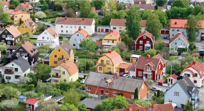  ?? FOTO: MOSTPHOTOS ?? SKYDD. Att åstadkomma gott förtroende mellan olika grupper och samhället i stort är särskilt viktigt när det gäller att skapa motståndsk­raft mot antagonist­iska påverkansf­örsök utifrån, skriver Björn Körlof i boken Sverige – värt att skydda.