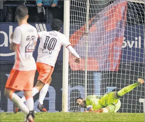  ??  ?? LA JUGADA CLAVE. Penalti cometido sobre Santi Mina. Parejo se encargó de lanzarlo y Mario le adivinó su intención, evitando el 2-4.