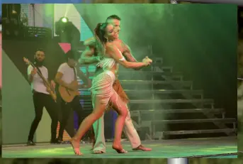  ??  ?? Qué fantástica esta fiesta
Celeste es la bailarina principal del espectácul­o musical América Show, que montó Angel Carabajal en el Espacio Mónaco de Villa Carlos Paz. Allí la morocha hace gala de su histrionis­mo y da cátedra de distintos ritmos con su partenaire Maxi Diorio. “Por la pandemia pensamos que no íbamos a poder trabajar y tener la posibilida­d de hacer esto es una licencia que nos dan al alma”, reflexiona Muriega