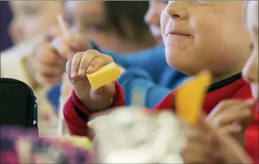  ?? ELLEN O’NAN — THE PADUCAH SUN VIA AP ?? Kids eat lunch at an elementary school in Paducah, Ky. It is far easier to avoid gaining weight than to lose it, so getting kids to eat well and exercise is crucial. But how to do that effectivel­y is extremely difficult — and sensitive.