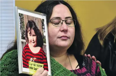  ?? FRANK GUNN / THE CANADIAN PRESS ?? Jennifer Neville-lake holds a photo of her late daughter Milly at a parole hearing on Wednesday.