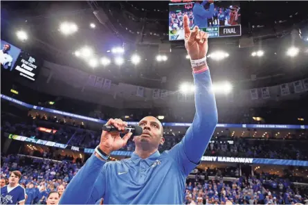  ?? CHRIS DAY/THE COMMERCIAL APPEAL ?? Memphis’ head coach Penny Hardaway speaks to the crowd after Memphis defeated UAB 106-87 at Fedexforum on March 3.