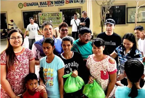  ?? — Chris Navarro ?? GIFT GIVING. Comebackin­g Second District Congressma­n Mikey M. Arroyo and Guagua Mayor Dante Torres led the recent early Christmas gift giving to Guagua folks from Speaker Gloria Macapagal Arroyo.