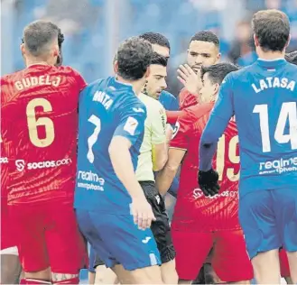  ?? Gonzalo Arroyo Moreno / Getty ?? Jugadores del Getafe y el Sevilla rodean al árbitro, el sábado en el Coliseum