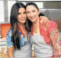  ?? CANAL COCINA ?? Sandra Bullock, con su hermana Gesine, entre fogones.