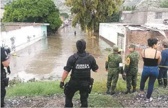  ??  ?? Inundacion­es en las colonias Vista Hermosa, Plan de Ayala y Victoria. Elementos del Ejército y Fuerza Coahuila auxiliaron a los vecinos que se vieron atrapados.