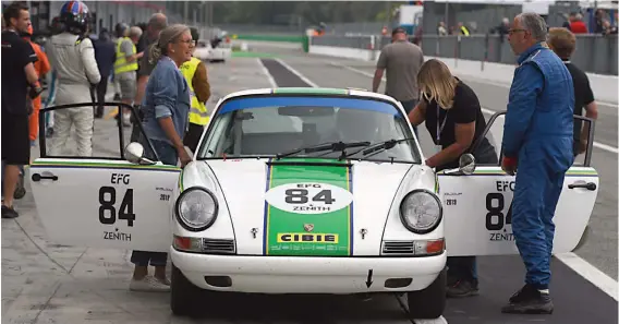  ??  ?? Above: Classic Porsche’s Robert Barrie (right) mid driver change. Robert is a series regular