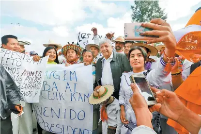  ??  ?? López Obrador encabezó un acto público en la plaza de armas de Durango.