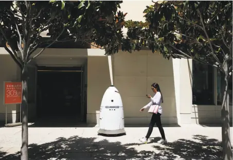  ?? Leah Millis / The Chronicle 2016 ?? A Knightscop­e K5 autonomous security robot roams around the Stanford Shopping Center in Palo Alto last year.