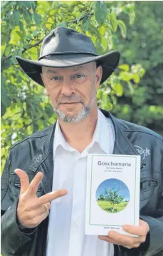  ?? FOTO: TINA MITRENGA ?? Stefan Mitrenga vor dem Baum, unter dem in seinem dritten Goschamari­e-Krimi eine Leiche gefunden wird.