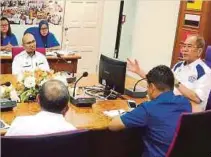  ??  ?? WAN Junaidi (kanan) mempengeru­sikan mesyuarat di kawasan Parlimen Santubong.
