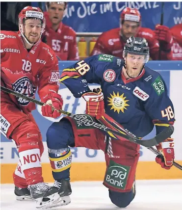  ?? FOTO: BIRGIT HÄFNER ?? Nicholas Jensen (DEG/rechts) gegen Jan Mosimann im Testspiel beim SC Rapperswil-Jona Lakers.