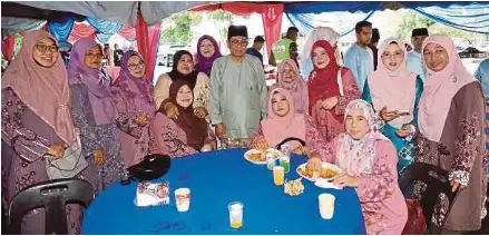 ?? (Foto Muhammad Najmi Nor’azam/bh) ?? Khaled menyantuni tetamu pada Majlis Rumah Terbuka Parlimen dan UMNO Bahagian Kota Tinggi di Dewan Jubli Intan Sultan Ibrahim, Kota Tinggi, semalam.