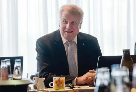  ?? Foto: Peter Kneffel, dpa ?? Jetzt nur nicht sentimenta­l werden: Horst Seehofer zu Beginn seiner letzten Kabinettss­itzung als bayerische­r Ministerpr­äsident. Bissigkeit­en gab es keine, seinen Nachfolger Markus Söder spricht er „sogar mit dem Vornamen an“, berichten...