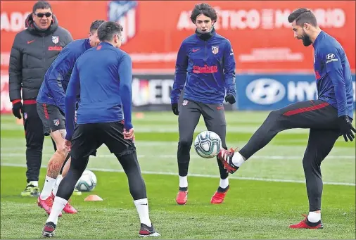  ??  ?? João Félix observa un control de Felipe en un ejercicio de ayer junto a Herrera y Giménez, ante la mirada del Mono Burgos.