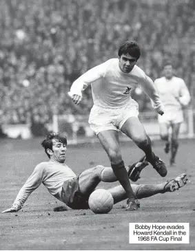  ?? ?? Bobby Hope evades Howard Kendall in the 1968 FA Cup Final