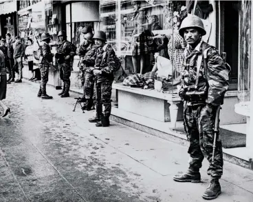  ??  ?? WAR FATIGUES Gibson’s relationsh­ip with Wright appeared to unravel over France’s war to keep its colony in Algeria. At left, Algerian soldiers in Algiers in 1963.