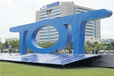  ?? WEERAWONG WONGPREEDE­E ?? The TOT logo at its headquarte­rs on Chaeng Watthana Road. The NBTC has threatened to reallocate the state enterprise’s 64 megahertz on the 2300MHz spectrum if the bandwidth remains unused.