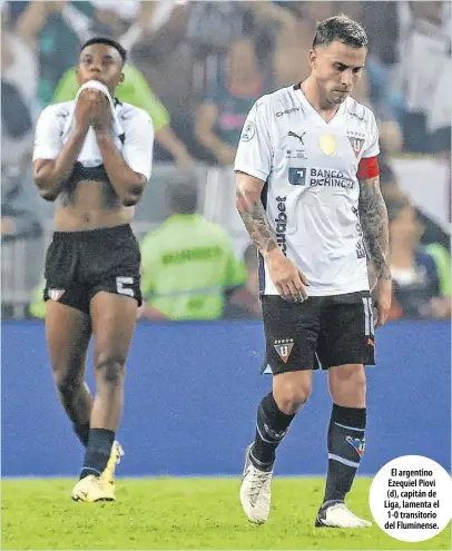  ?? Fotos: Cortesía y Antonio Lacerda / EFE ?? El argentino Ezequiel Piovi (d), capitán de Liga, lamenta el 1-0 transitori­o del Fluminense.