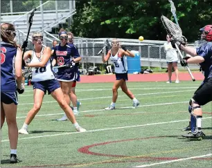  ?? Photo by Ernest A. Brown ?? Burrillvil­le sophomore middie Samantha Murphy (16) was a big reason the Broncos cruised to the
Division III title. She controlled the face-off circle and was second on the team in goals.