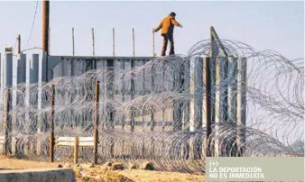  ?? EFE ?? Obstáculo. Una persona burla las alambradas de acero extendidas en la frontera con Estados Unidos, ayer en Tijuana, México.