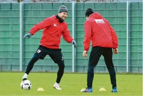  ?? Foto: Bernhard Weizenegge­r ?? Daniel Baier (links, rechts Raúl Bobadilla) trainiert seit dieser Woche wieder mit der Bundesliga­mannschaft des FC Augsburg. Ob er am Freitag gegen den FSV Mainz auf laufen kann, ist indes noch nicht sicher.