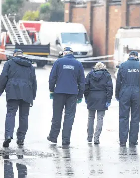  ?? PHOTO: JUSTIN FARRELLY ?? Clues: Gardaí search the scene of the shooting in St Laurence Terrace in Bray, Co Wicklow.