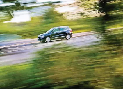  ??  ?? Große Bodenfreih­eit und eine erhöhte Sitzpositi­on machen ein SUV aus. Laut Experten erzeugt das ein Überlegenh­eitsgefühl.