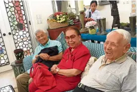  ??  ?? Ambassador Bienvenido Tantoco (far right) exchanges reminiscen­ces with brother Riccio and his wife Sally.