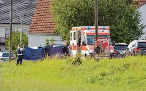  ?? Foto: Bunk ?? Nach der Festnahme wurde der Mann von Rettungsdi­ensten zu einem Hubschraub­er gebracht.