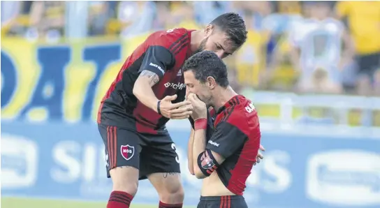  ?? Fotobaires ?? Maxi Rodríguez, emocionado, se besa la camiseta de Newell’s tras el gol histórico; lo viene a abrazar Moiraghi