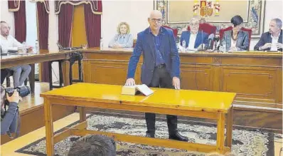  ?? ?? Toma de posesión, ayer, de Francisco Villellas como alcalde de Sariñena.