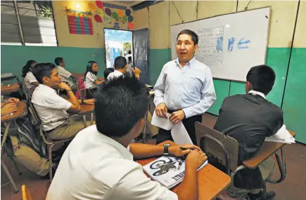  ??  ?? Braille. El docente imparte su clase de Lenguaje y Literatura a través del método Braille. También se apoya con un equipo de sonido.