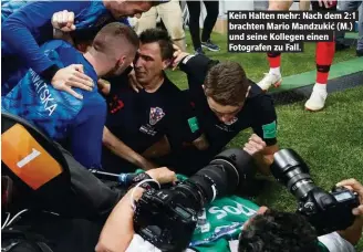  ??  ?? Kein Halten mehr: Nach dem 2:1 brachten Mario Mandzukić (M.) und seine Kollegen einen Fotografen zu Fall.