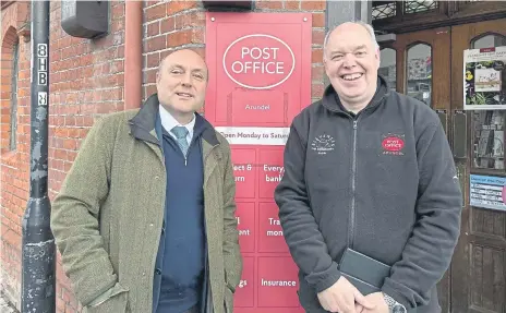  ?? ?? Andrew Griffith MP pays a visit to Arundel Post Office