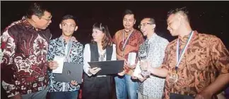  ?? PIX BY NUR ADIBAH AHMAD IZAM ?? Teo Nie Ching (third from left), and Michael Yuan (left) with Telkom University Bandung, the winning team for IP Network Track Category at the Huawei ICT Competitio­n Southern Pacific Region 2018-2019 award ceremony in UM recently.