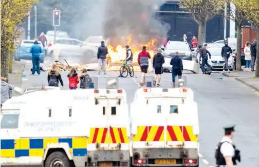  ?? Agence France-presse ?? ↑ Loyalists block a road with burning debris on Lanark Way in West Belfast on Monday. Northern Ireland is witnessing its worst unrest in recent years.