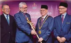  ??  ?? KHALID (dua dari kiri) menyerahka­n replika keris sebagai simbolik pelantikan Datuk Bandar Kuala Lumpur ke-12 kepada Nor Hisham di Menara DBKL, semalam.