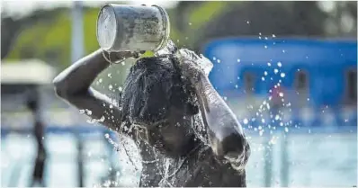  ?? Idrees Mohammed / Efe ?? Un niño se refresca por las altas temperatur­as, el lunes en la ciudad de Chennai (India).