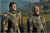  ??  ?? Game of Thrones dans l’armure de Randyll Tarly, au côté de celui qui joue son fils cadet, avant d’être réduit en cendres par les dragons de la Khaleesi...