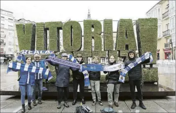  ?? FOTOS: UNCITI ?? La afición de la Real Sociedad inundó Vitoria primero, y Mendizorro­tza después, de color txuri urdin