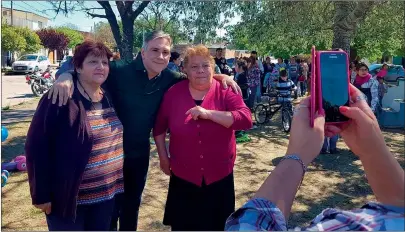  ??  ?? CAMPAÑA. Schiaretti y Vigo con jubilados el mièrcoles; el vicegobern­ador Llaryora, en Yapeyú ayer,.