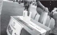  ?? ARCHIVO ?? Un ciudadano deposita su voto en la urna.